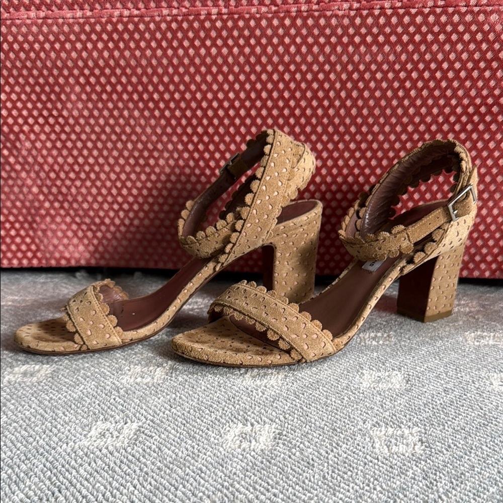 Tabitha Simmons Neutral Hell with Scallop edge size 38
